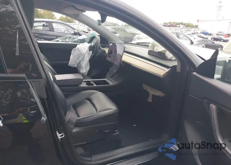 2021 Tesla Model Y Standard Range Rear-Wheel Drive z USA, uszkodzony, nr VIN 5YJYGDED4MF126113